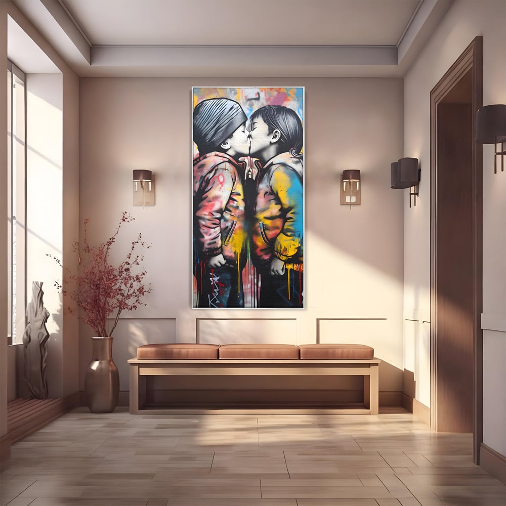 Tablou canvas cu tablou canvas cu doi copii sarutandu-se, in rama de aluminiu argintiu